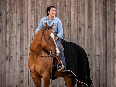 EQUILYX® Abschwitzdecke Pferd: тепла, дихаюча, вбираюча вологу, флісова підковальна ковдра для коней (чорний, 145 см)