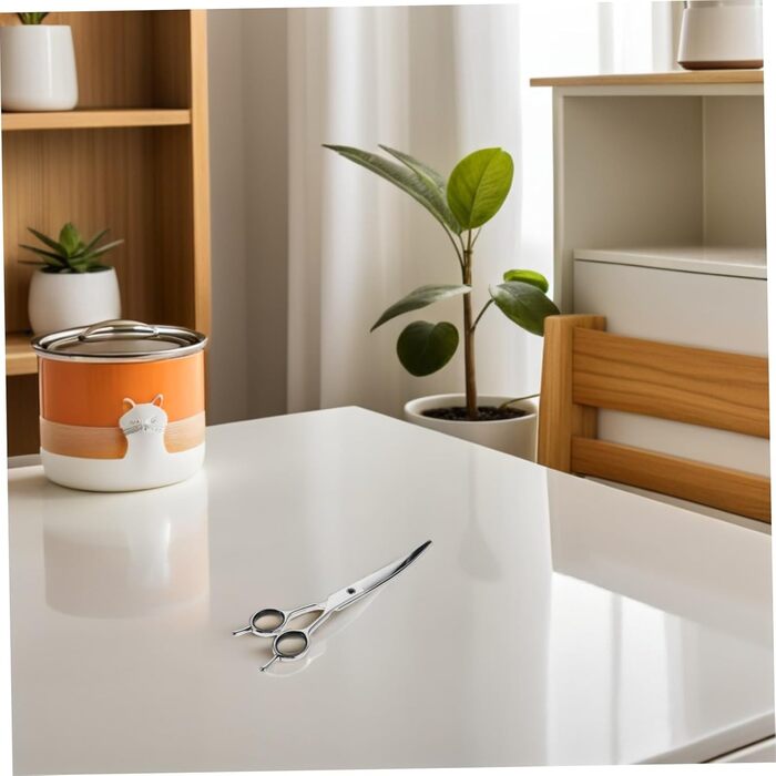 Професійна ножиця для собак та котів з ергономічною ручкою. Високоякісна сталь, безпечна та зручна для грумінгу.