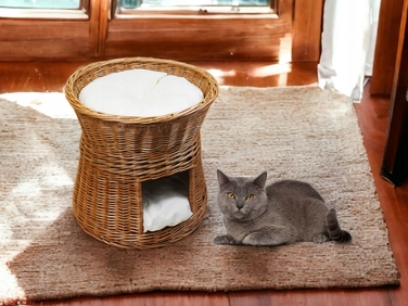 Плетений будинок-ліжечко з лози з подушками кольору екру