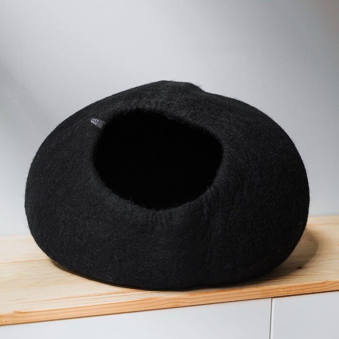 Преміум котяча печера LucyBalu® з фетру | Натуральне котяче ліжко з 100% пухкої вовни | Фетрова печера для котів ручної роботи в Непалі | Затишна печера для котів | 45x45x28 см | Білий (Чорний)