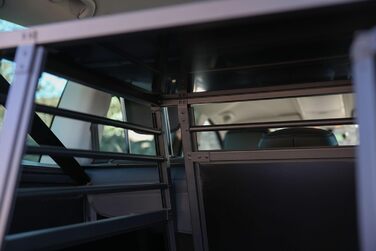 Транспортна переноска для собак Kerbl Vacation, алюмінієва, 77x55x50 см, з антиковзним килимком