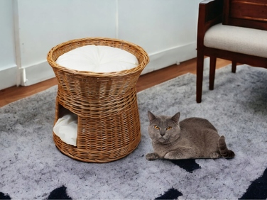 Плетений будинок-ліжечко з лози з подушками кольору екру