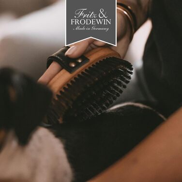 Щітка для собак Fritz & Frodewin Bobbsen для короткої та середньої шерсті | Масажна щітка з FSC-дерева | Шкіряний ремінь | Виготовлено в Німеччині