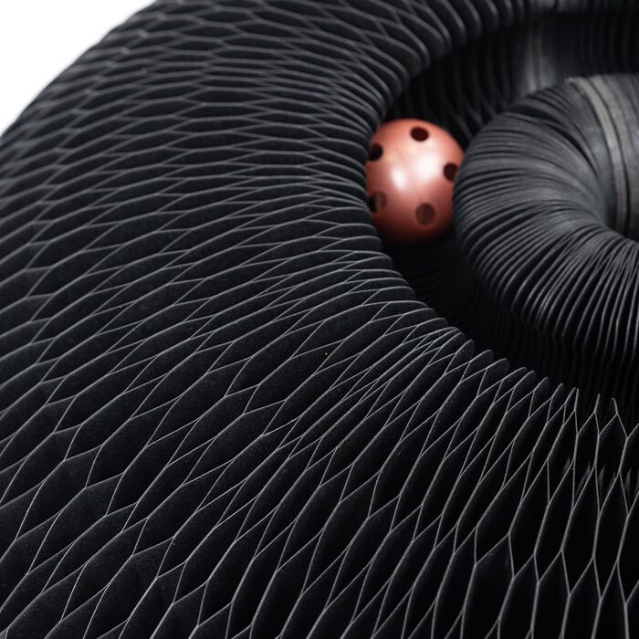 Іграшка для котів CanadianCat Kratzspielzeug: когтеточка з ігровими кульками, чорна, 27,5 x 28 см