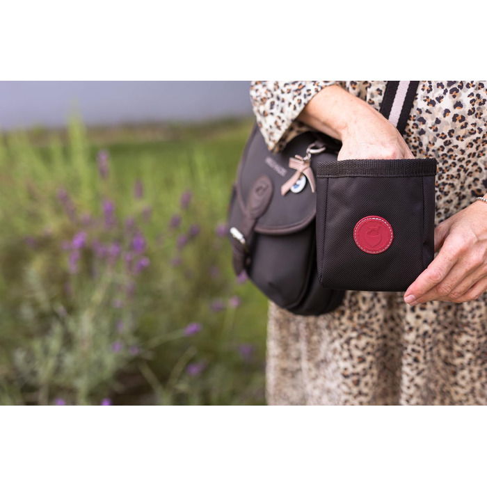 Текстильний ласощі-мішечок для собак WILD HAZEL Leckerlibeutel (Dark Choco) з магнітним закриттям та кліпсою для ременя