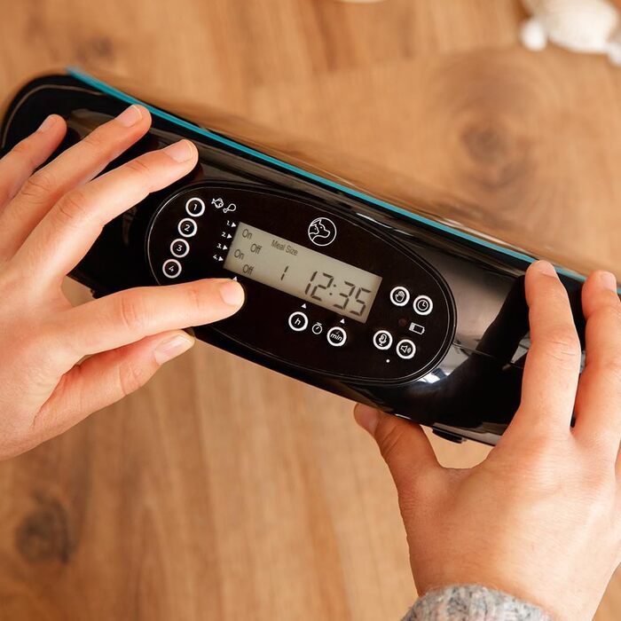 Автоматичний годівниця для домашніх тварин Cecotec Pumba 1600 Purrfect Meal - 1.6 л, 4 відділення, таймер, LED-дисплей, голосовий рекордер